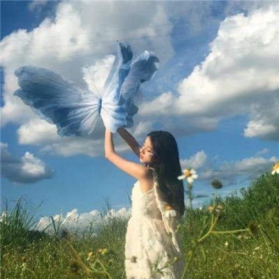 乐坛天后机场牵手女助理，本人沉默不回应，前后半年持续发酵